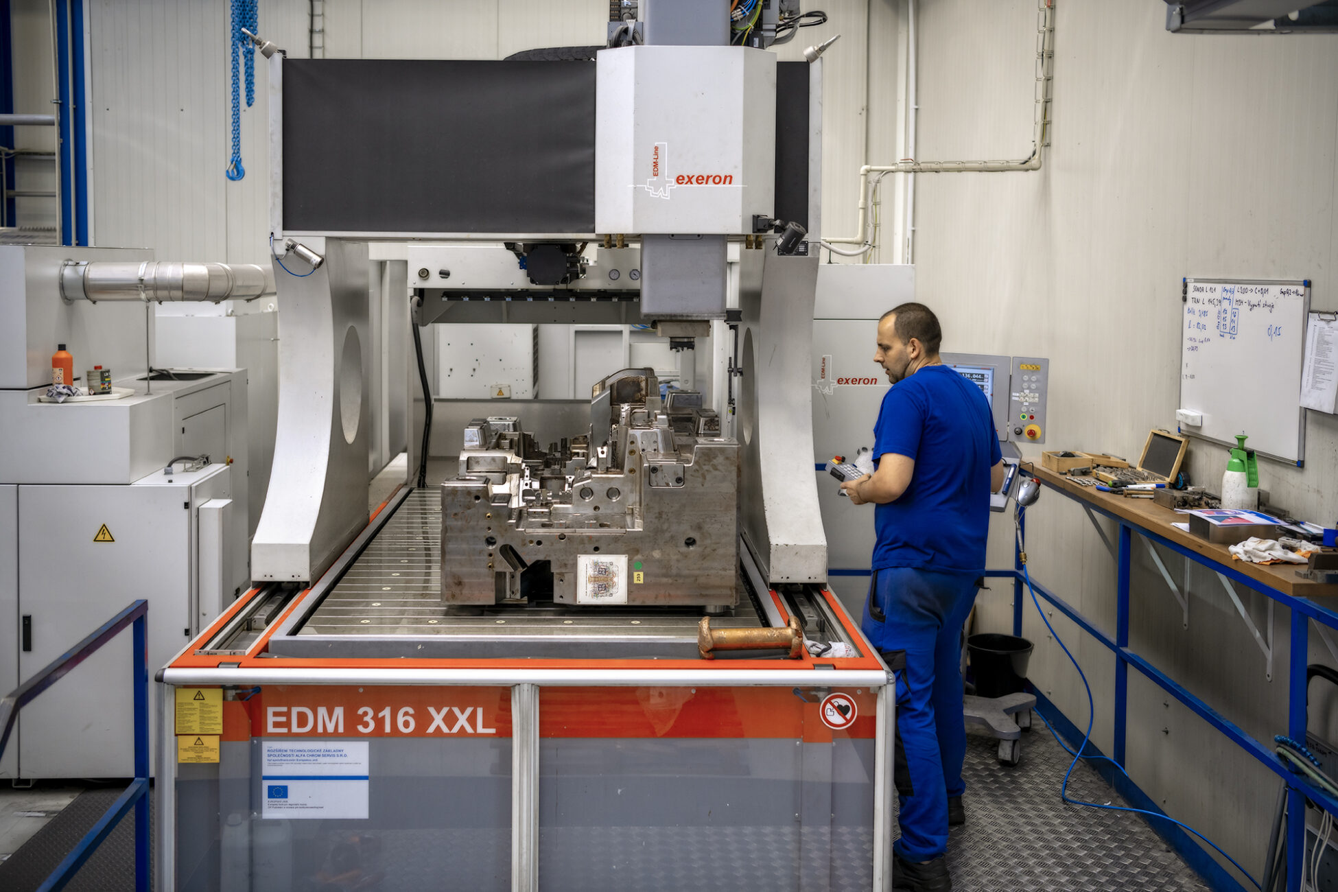 Elektroerozivní CNC hloubička EXERON EDM 316 XXL